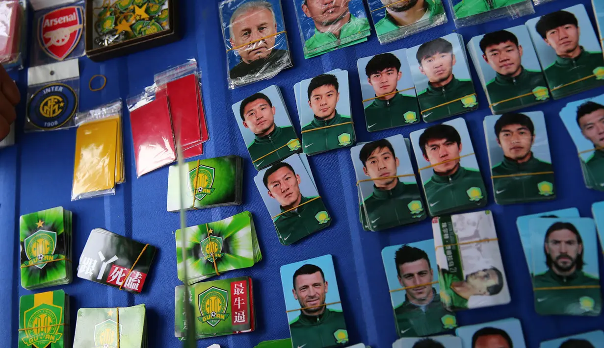 Merchandise klub Beijing Guoan FC seperti kartu dan stiker dijual di sekitar area stadion.(EPA/Wu Hong)