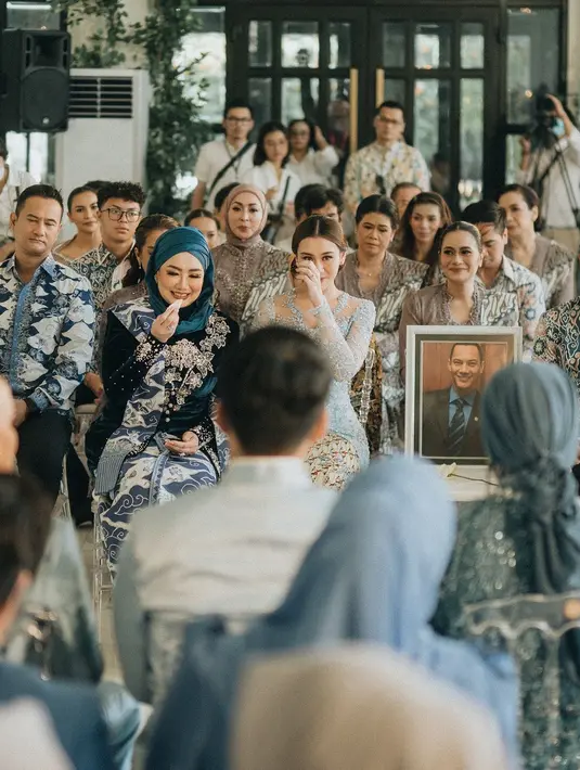 Dengan tema serba biru, Reza Artamevia tampil menawan dibalut kebaya velvet biru navy dan kain batik bercorak Mega Mendung yang juga bernuansa biru. [Foto: Instagram/morden.co]