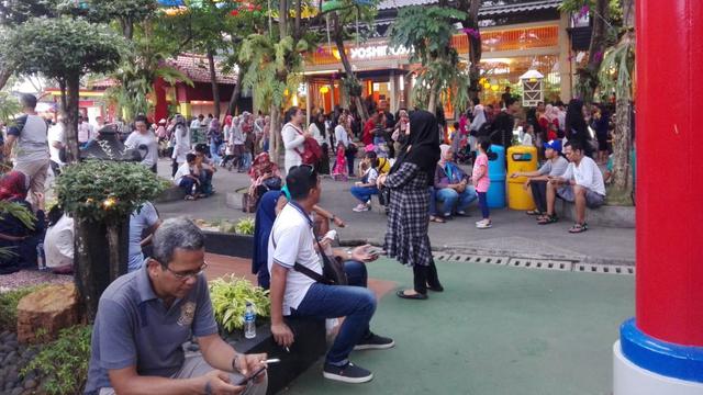 Pengunjung Dufan Merokok Sembarangan