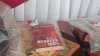Polda Banten menyita buku Tan Malaka berjudul Menuju Merdeka 100 Persen dari salah satu mahasiswa yang ditangkap saat menggelar aksi unjuk rasa. (Liputan6.com/ Yandhi Deslatama)