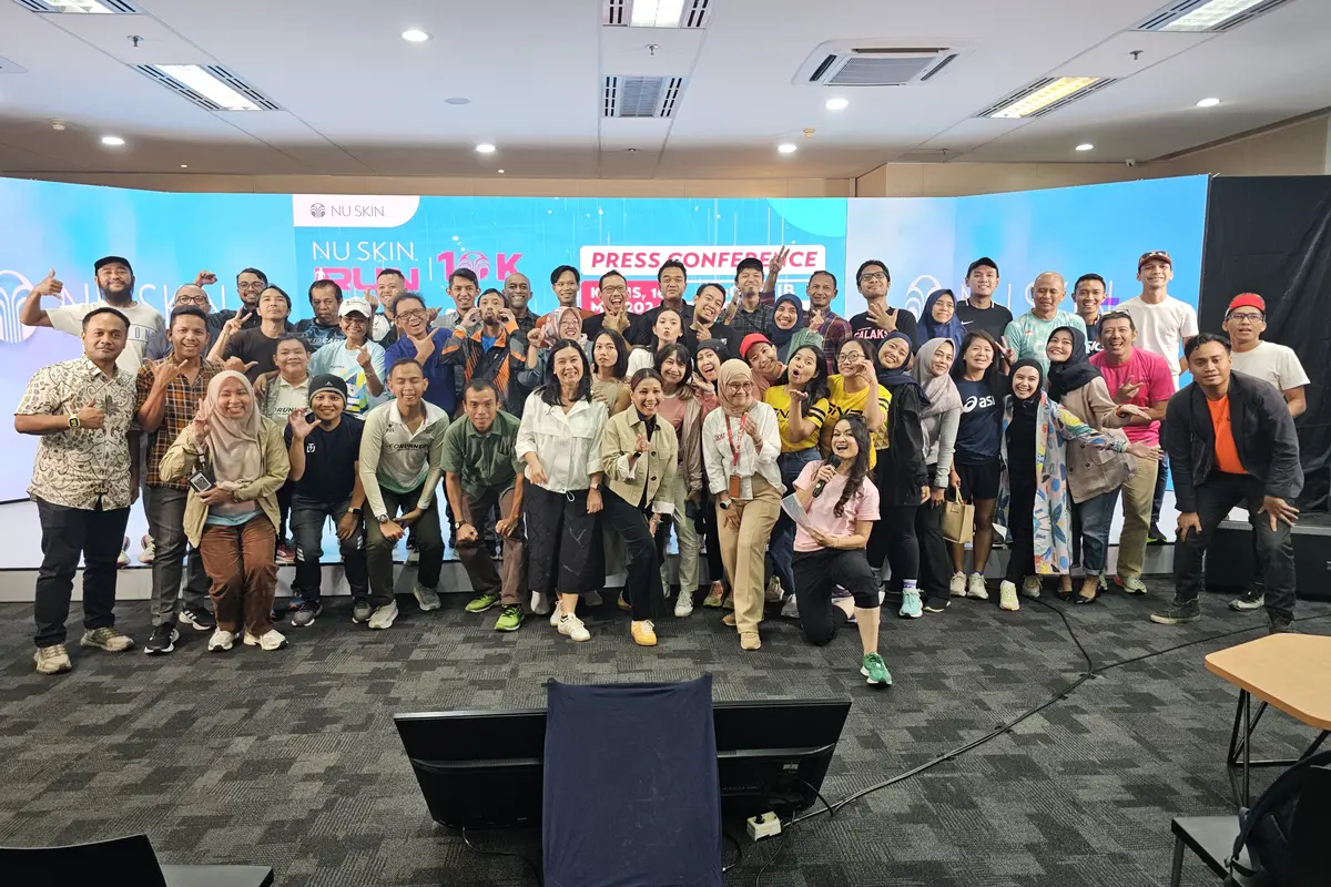 Pelari wanita antusias mengikuti lomba lari.