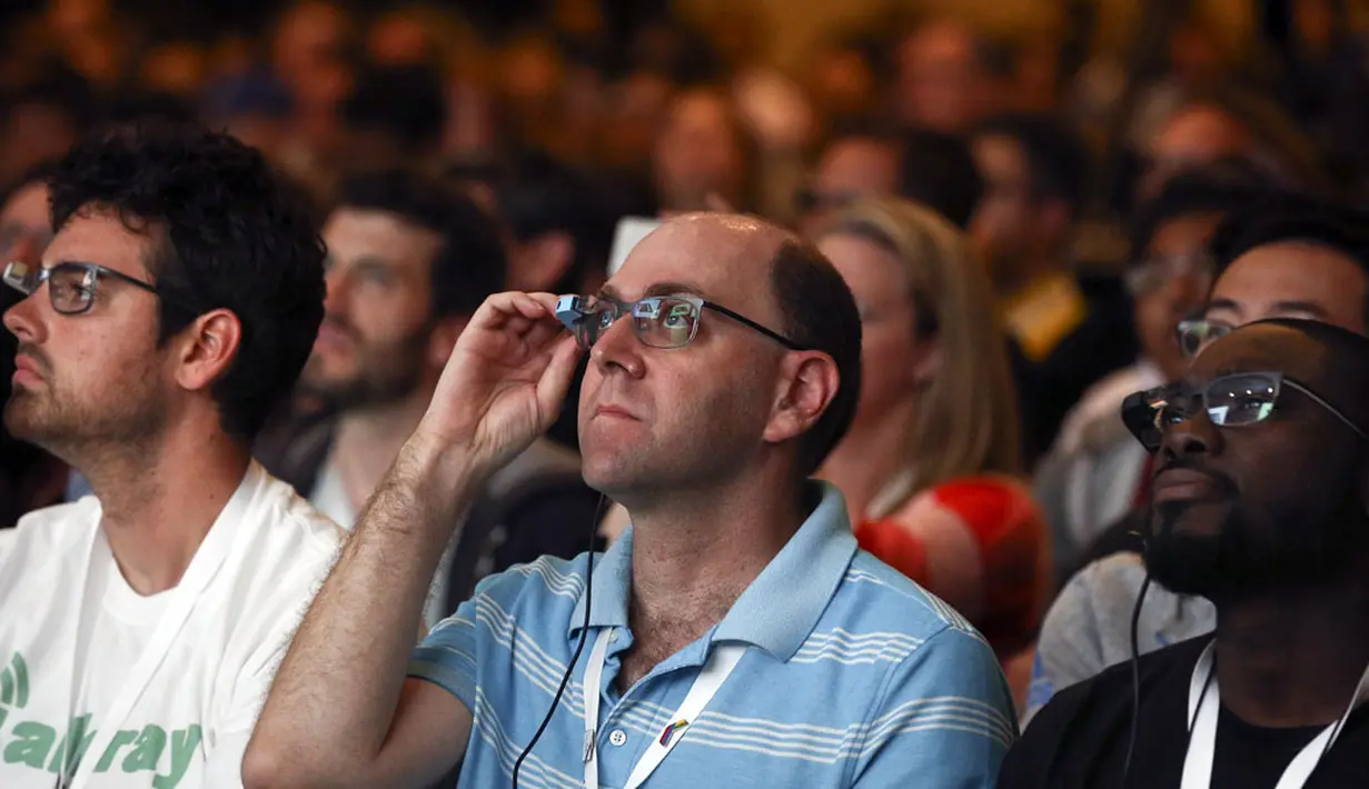 Sambil menggunakan Google Glass, para peserta menyimak serius presentasi yang disampaikan para pembicara di konferensi pengembang aplikasi Google I/O 2014 di San Francisco, Amerika Serikat, (25/6/2014). (REUTERS/Elia Nouvelage)