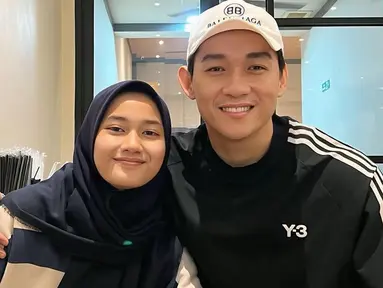 Ifan vokalis band Seventeen membagikan momen kebersamaannya dengan Rania yang baru saja pulang dari ibadah umrah pertamanya. Dalam unggahannya, ia tampak menikmati waktu bersama Rania sebelum mengantarkannya kembali ke pesantren. (Liputan6.com/IG/@ifanseventeen)