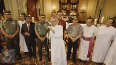 Kapolri Jendral Tito Karnavian dan Panglima TNI Gatot Nurmantyo saat meghadiri misa natal di Gereja katedral, Jakarta, Sabtu (24/12). Kedatangannya unutk mengecek keamanan dan mengucapkan natal secara langsung kegereja. (Liputan6.com/Helmi Afandi)