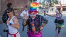Para peserta berdandan seperti badut berlarian selama acara parodi tahunan "Running of the Clowns" di Pasadena, California pada 20 Oktober 2019. Lari dikejar kawanan badut ini merupakan parodi yang mengolok-olok lomba dikejar banteng di Spanyol. (Mark RALSTON / AFP)