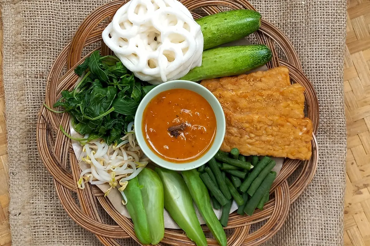 Ilustrasi pecel sayur dan gorengan