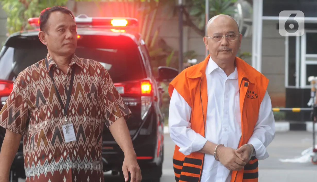 Wali Kota Medan nonaktif Tengku Dzulmi Eldin dikawal petugas berjalan akan menjalani pemeriksaan di Gedung KPK, Jakarta, Jumat (6/12/2019). Tengku Dzulmi Eldin diperiksa sebagai tersangka  terkait menerima suap proyek dan jabatan pada Pemerintah Kota Medan Tahun 2019. (merdeka.com/Dwi Narwoko)