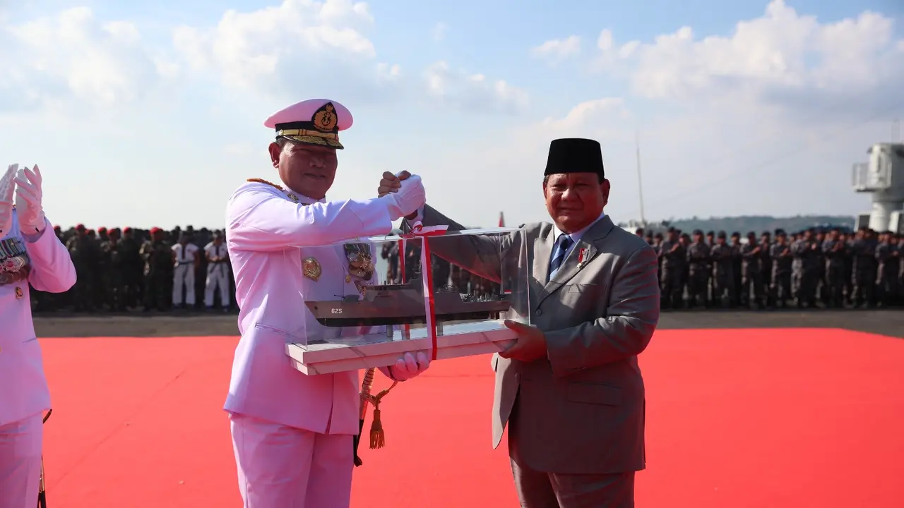 Menteri Pertahanan Prabowo Subianto menyerahkan dua unit Kapal Perang Republik Indonesia (KRI), yaitu KRI Pulau Fani-731 dan KRI Pulau Fanildo-732 kepada Panglima TNI Laksamana Yudo Margono dan KSAL Laksamana TNI Muhammad Ali.