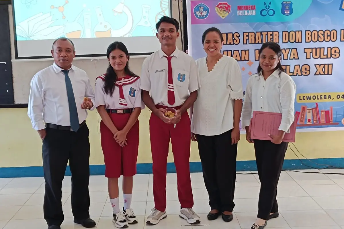 Pelajar SMA Smater Don Bosco Kabupaten Lembata, NTT, Yopiana Sifra Ardit dan Robertus Belarminus L. Hobamatan pose bersama guru-guru (Liputan6.com/Ola Keda)