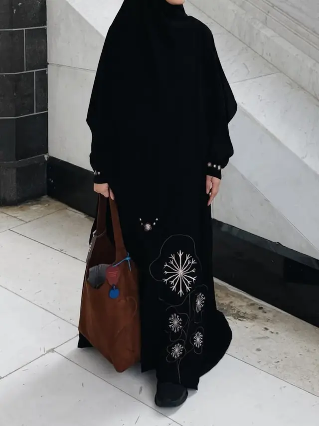 OOTD Natasha Rizky saat Umrah di Ramadan 2026 pakai abaya hitam. [@natasharizkynew]
