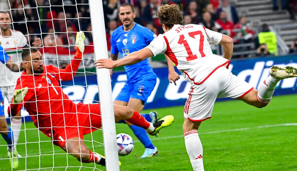 Kiper Italia Gianluigi Donnarumma (kiri) beraksi melawan pemain Hungaria Callum Styles (kanan) pada pertandingan sepak bola UEFA Nations League di Puskas Arena, Budapest, Hungaria, 26 September 2022. Italia berhasil mengalahkan Hungaria dengan skor 2-0. (Tamas Kovacs/MTI via AP)
