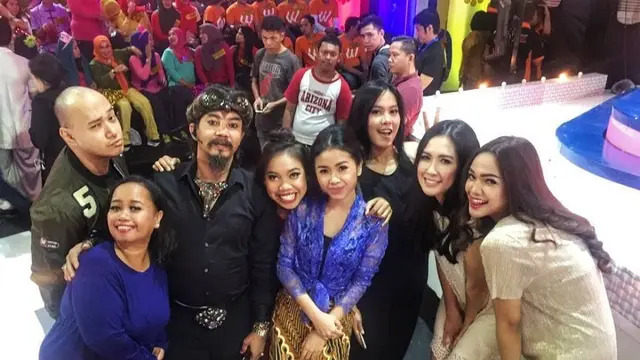 6 Potret Gaya Ayya Renita saat Pakai Kebaya dan Batik, Tetap Menawan