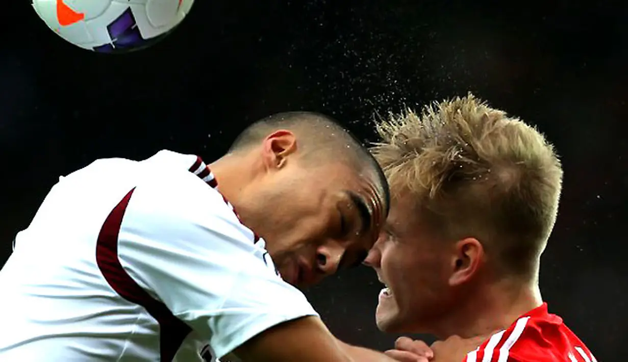 Bek West Ham United Winston Reid (kiri) duel udara dengan bek Southampton Luke Shaw (kanan) pada pertandingan sepak bola Liga Premier Inggris antara Southampton vs West Ham United di Stadion St Mary, Southampton (15/09/13). (AFP/Adrian Dennis)