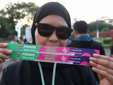 Penonton melihatkan tiket masuk di acara Jakarta International Comedy Festival 2023 (Jicomfest) di Tennis Indoor, Kompleks Gelora Bung Karno, Jakarta, Jumat (15/12/2023). (Liputan6.com/Herman Zakharia)
