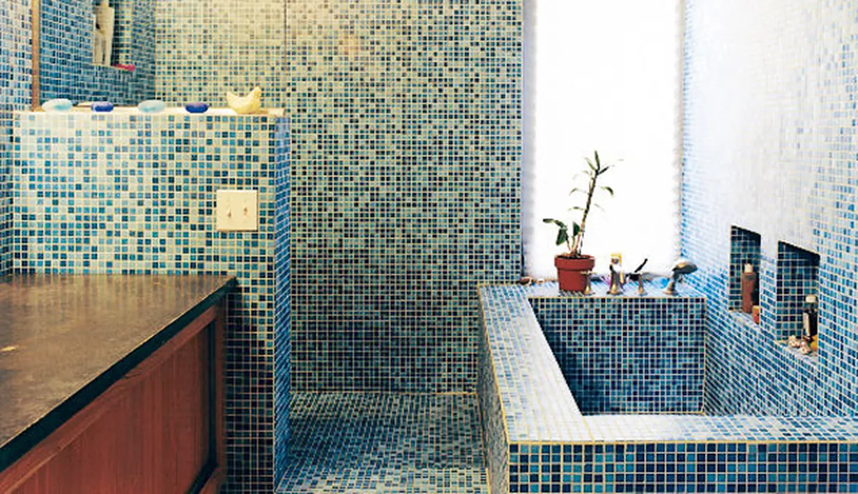 Laburi dinding kamar mandi dengan keramik mosaik berwarna cerah. Finishing glossy dari keramik mosaik membuat kamar mandi terlihat elegan. Foto: Dwell