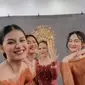 Para bridesmaid hadir dengan kebaya orange serta gaya rambut sanggulnya. Termasuk aktis film, Shenina Cinnamon yang tampil elegan. [@zahwaqilah]