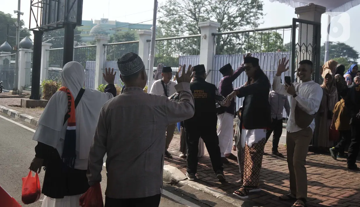 Calon jemaah haji embarkasi Jakarta 2024 akan diberangkatkan malam ini ke Tanah Suci Mekkah. (merdeka.com/Imam Buhori)