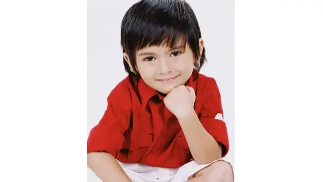 6 Foto Masa Kecil Rey Bong, Pandai Berpose Sedari Dulu
