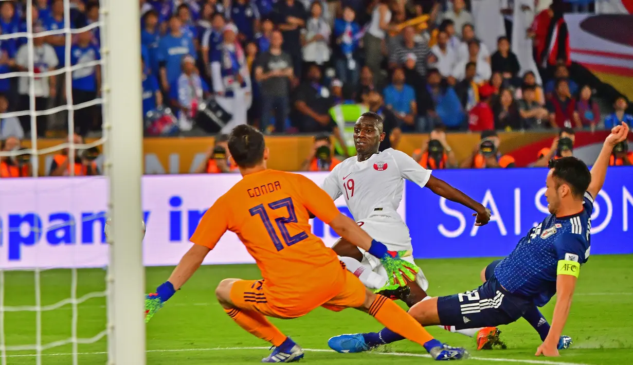 Striker Qatar, Almoez Ali, berusaha membobol gawang kiper Jepang, Shuichi Gonda, pada laga final Piala Asia 2019 di Stadion Zayed Sports City, Abu Dhabi, Jumat (1/2). Qatar menang 3-1 atas Jepang. (AFP/Giuseppe Cacace)