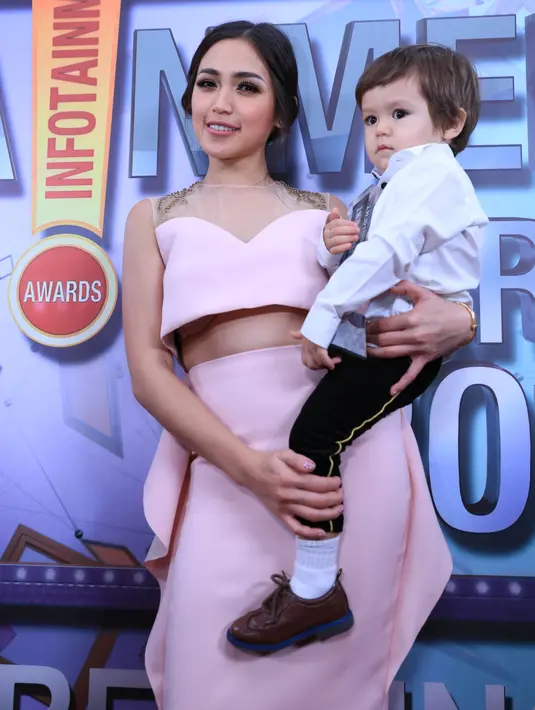 Kategori Gorgeous Baby ini dibacakan oleh Sandra Dewi dan Sarwendah, yang kemudian menyebut Baby El sebagai pemenang. Mendampingi si Gorgeous Baby, Jessica pun naik ke atas panggung. (Adrian Putra/Bintang.com)