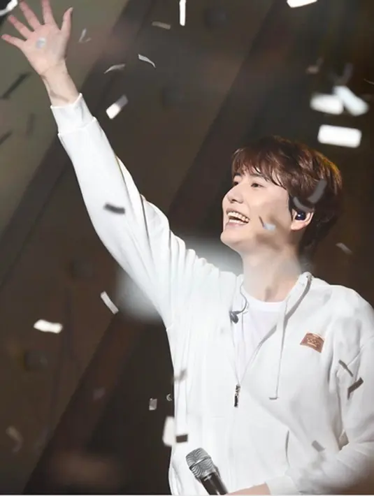 Datang ke pusat  pelatihan, Kyuhyun mengenakan kaos berwarna hitam yang dipadukan dengan celana jeans. Sebelum memasuki gedung tersebut, Kyuhyun pun mencupkan selamat tinggal. “Selamat tinggal untuk saat ini,” tulisnya. (Instagram/kyuhyunsj)