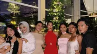 Bersama timnya, Jennifer Bachdim mengadakan dinner menjelang hari Natal. Jennifer pun tampil stunning dengan membawa keempat anaknya. [@jenniferbachdim]