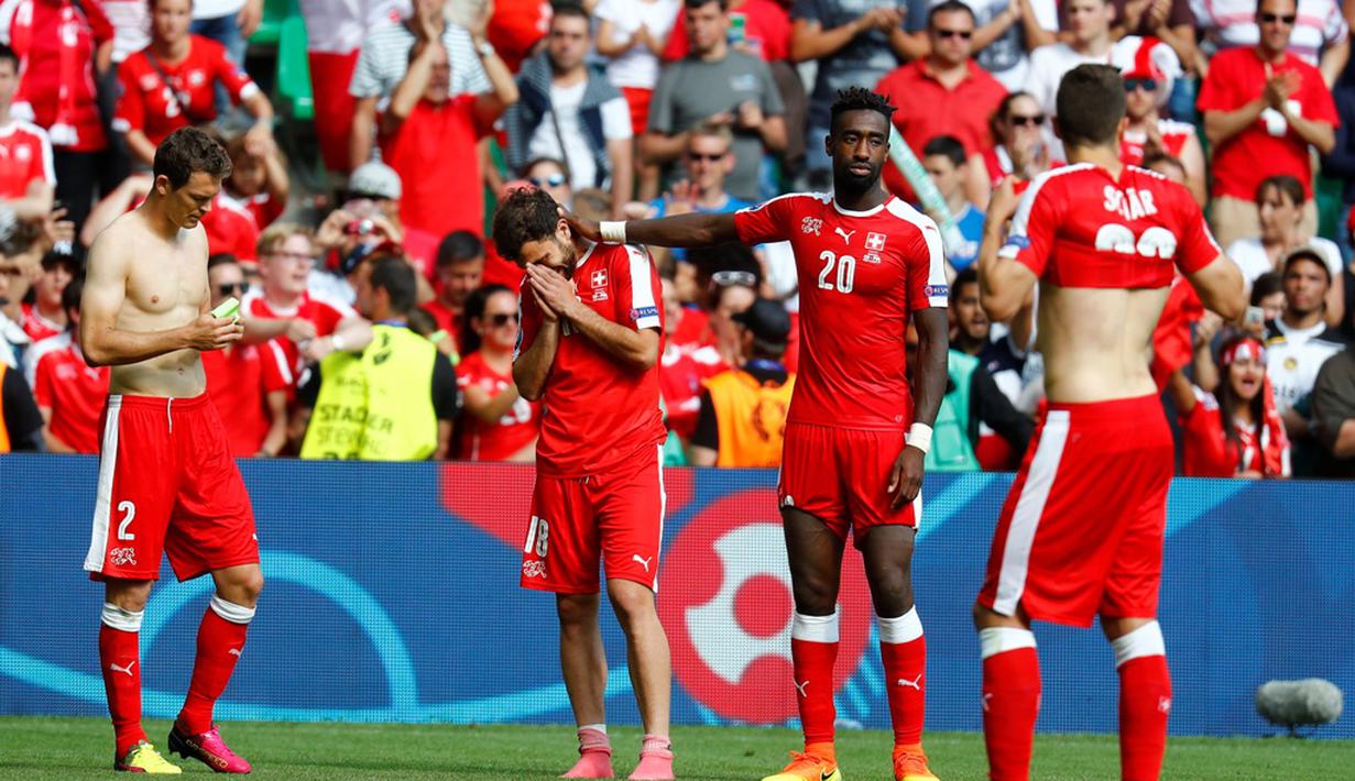 Ekspresi kesedihan pemain Swiss setelah kalah adu penalti dari Polandia pada babak 16 besar Piala Eropa 2016 di Stade Geoffroy-Guichard, Saint-Etienne, (25/6/2016). (Reuters/Kai Pfaffenbach)