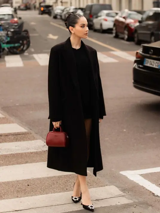 Alyssa mengenakan mini dress dengan long coat dan heels hitam. [@alyssadaguise]