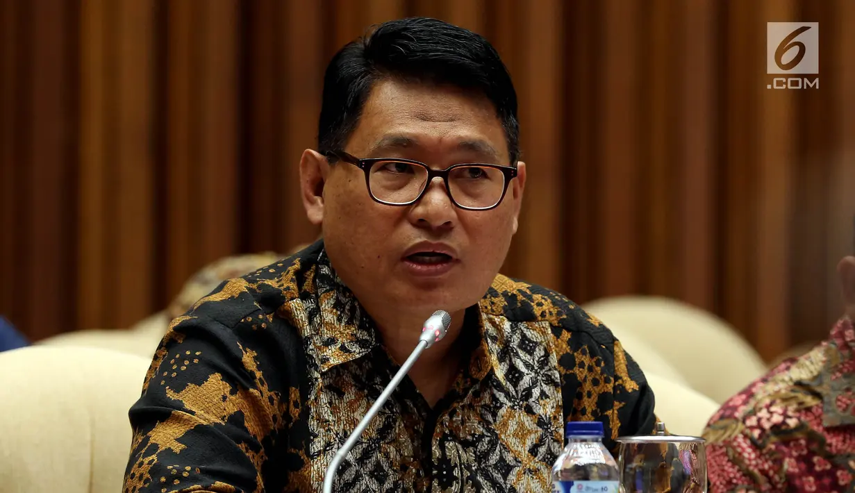 Ketua LPSK, Abdul Haris Semendawai menyampaikan keterangan saat Rapat Dengar Pendapat (RDP) dengan Pansus Hak Angket KPK di Kompleks Parlemen, Jakarta, Senin (28/8). Pansus mendalami aturan perlindungan saksi yang dilakukan KPK. (Liputan6.com/Johan Tallo)