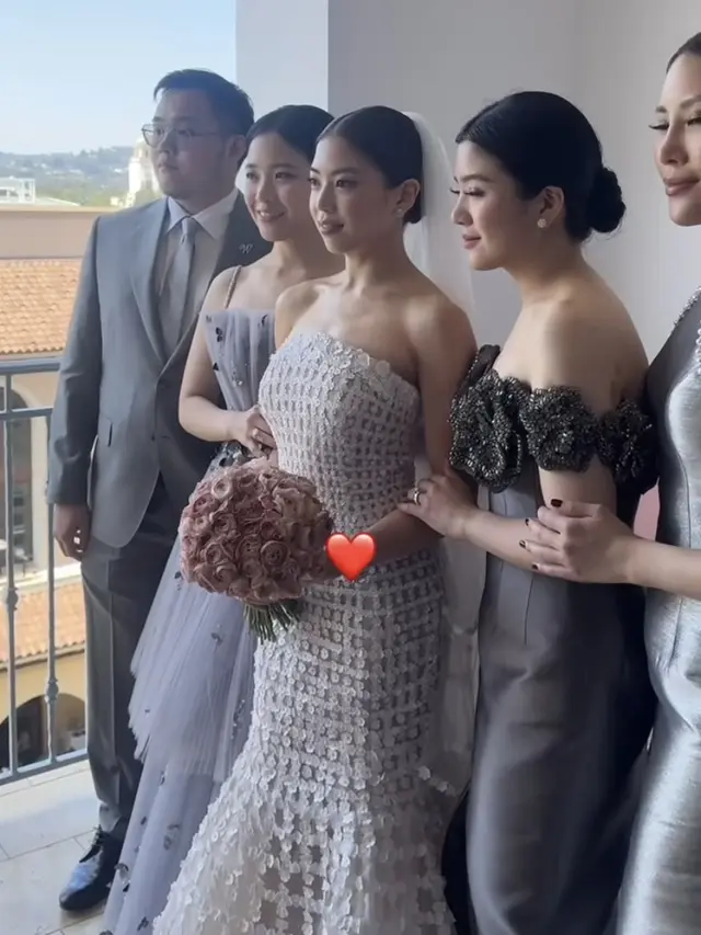 Valencia Tanoesoedibjo di hari pernikahan sang adik, Clarissa Tanoesoedibjo. [@valenciatanoe]