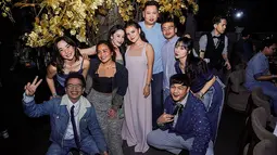 Berbeda dengan Marsha, tamu undangan yang datang diharapkan tampil dengan dress code bertema denim. Alhasil, semua sahabatnya pun tampil trendi dengan style denim masing-masing. Meski kontras, Marsha jadi lebih bersinar di tengah para sahabat. (Liputan6.com/IG/@aruanmarsha)