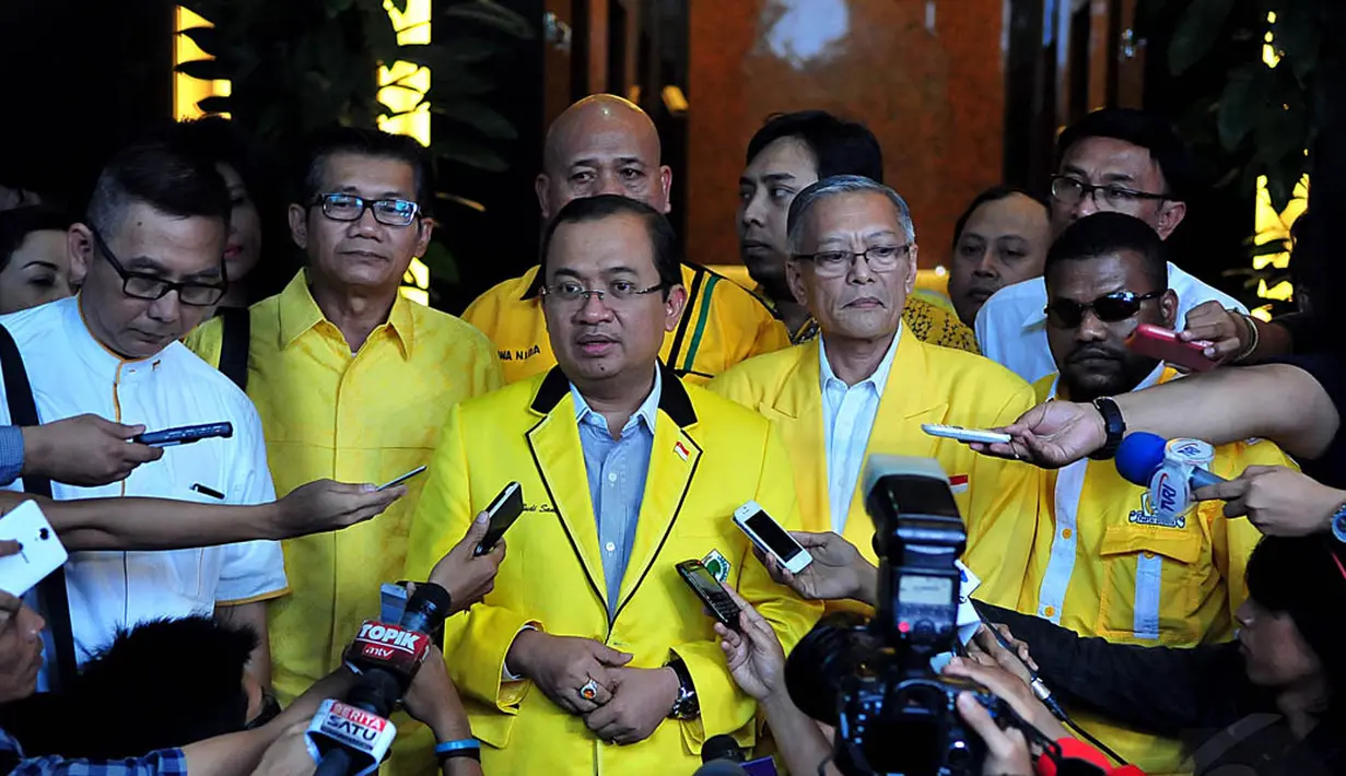 Wakil Ketum Partai Golkar versi Munas di Jakarta, Priyo Budi Santoso menyambangi kantor Kementerian Hukum dan HAM, Senin (8/12/2014). (Liputan6.com/Johan Tallo)