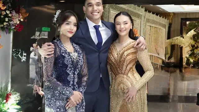 6 Pesona Fuji An dalam Kebaya Mewah Biru Navy di Momen Akad Nikah Sang Kakak, Frans Faisal