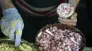 Seorang warga Palestina membuat falafel isi bawang bombay, makanan yang disantap saat berbuka puasa, selama bulan suci Ramadhan di pusat kota Hebron di Tepi Barat yang diduduki (9/4/2022). Falafel adalah sebuah makanan Timur Tengah. (AFP/Hazem Bader)