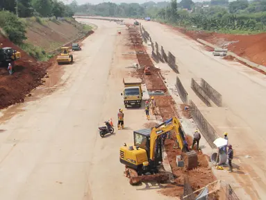 Aktivitas pekerja proyek pembangunan Tol Kunciran-Serpong di Jombang, Tangerang Selatan, Banten, Sabtu (24/11). Pembangunan Tol Kunciran-Serpong ditargetkan rampung pada Januari 2019. (Liputan6.com/Angga Yuniar)