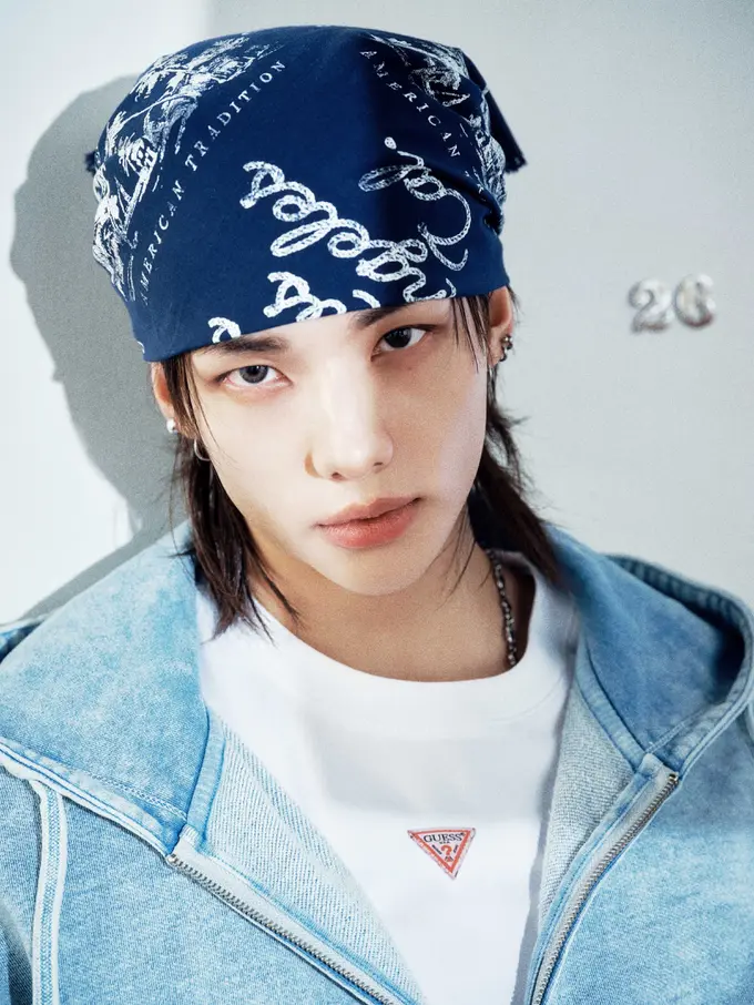 Tampil Ekspresif ala Hyunjin Stray Kids dengan Koleksi Jeans Terbaru dari Guess