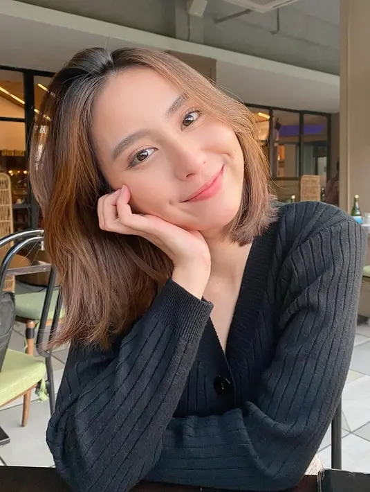 Pemain film Generasi Micin vs Kevin ini memiliki senyum yang sangat manis. Momen ia hangout kenakan outfit hitam seraya tersenyum ini curi perhatian. Banyak warganet memuji istri Joshua Suherman ini terlihat cantik dengan pose foto seperti ini. (Liputan6.com/IG/@clairineclay)