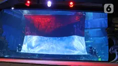 Penyelam melakukan prosesi pengibaran bendera merah putih raksasa di Jakarta Aquarium & Safari (JAQS), Jakarta, Selasa (17/8/2021). Dalam memperingati hari kemerdekaan ke-76 RI, JAQS menyelenggarakan rangkaian Pengibaran Bendera Raksasa. (Liputan6.com/Herman Zakharia)