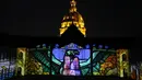 Proyeksi cahaya menyinari tembok luar Hotel des Invalides di Paris selama pertunjukan "The Rise Of A New World", Prancis (25/6). (AFP/Ludovic Marin)