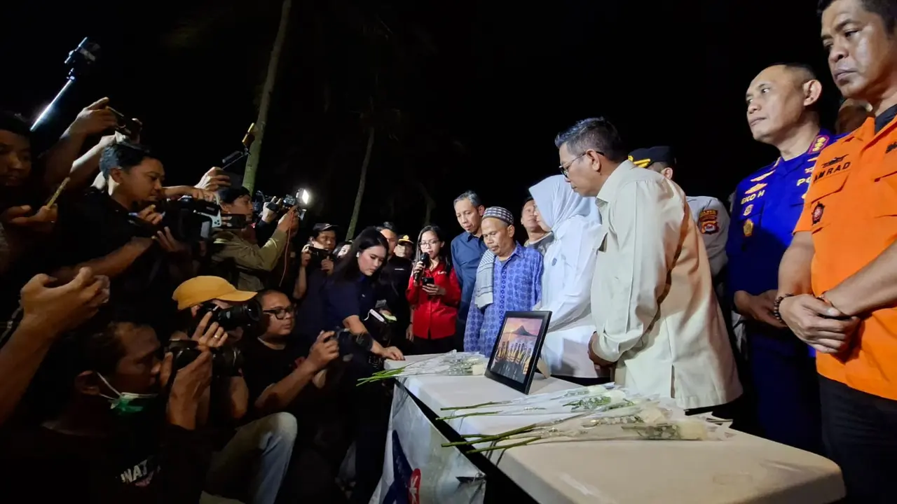 Doa bersama untuk keselamatan jurnalis hilang kontak. (Liputan6.com/Muhamad Agil Aliansyah)