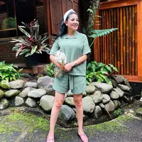 Rantai besar menjadi tren besar dalam aksesori perhiasan, tak heran jika diaplikasikan pada tas tangan dan memberikan sebuah pernyataan gaya. (Foto: Instagram @nindyayunda)