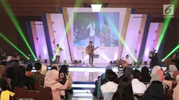 Musisi Budi Doremi saat bernyanyi pada gelaran EGTC 2018 Bandung di Graha Sanusi Hardjadinata, Universitas Padjajdaran, Bandung, Rabu (5/12). Sekitar 30 menit Budi Doremi tampil menghiburpeserta EGTC Bandung 2018. (Liputan6.com/Helmi Fithriansyah)