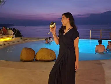 Lady Nayoan sangat memperhatikan penampilannya. Penampilan menawan nan elegan terlihat saat memakai outfit hitam seperti di foto. Lady tampak memesona dengan outfit seperti ini, (Liputan6.com/IG/ladynayoan)
