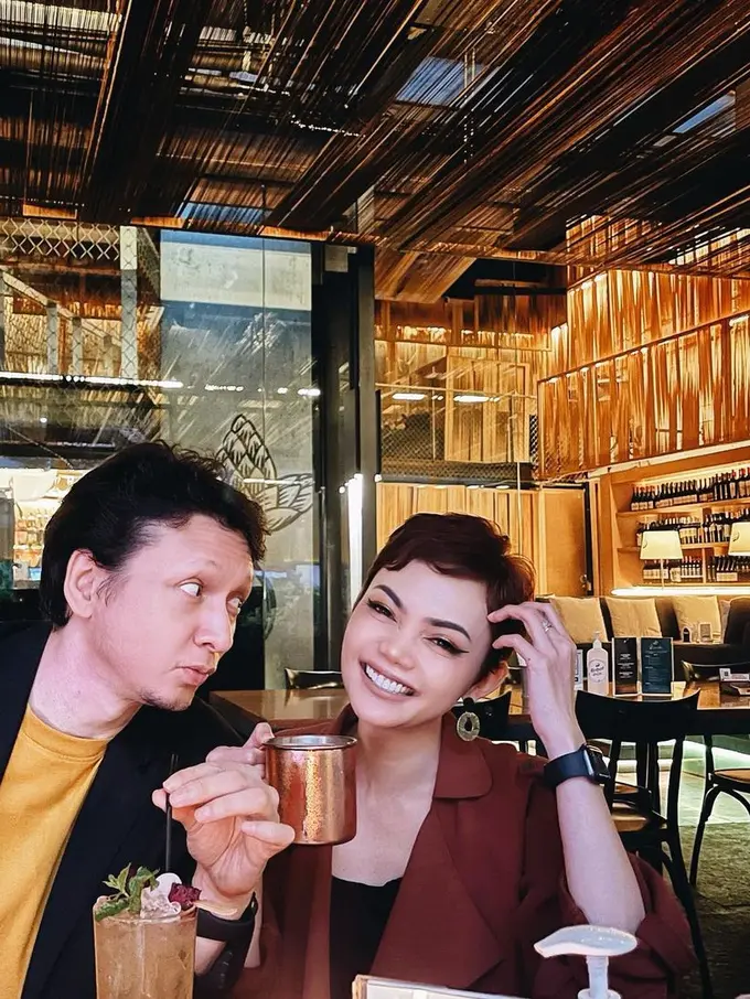 Potret kebersamaan Rina Nose dan suami