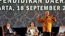 Prof. Arief Rachman (berdiri) saat memberikan motivasi kepada calon guru yang akan mengajar di daerah tertinggal Indonesia, Jakarta, Kamis (18/9/2014) (Liputan6.com/Johan Tallo)