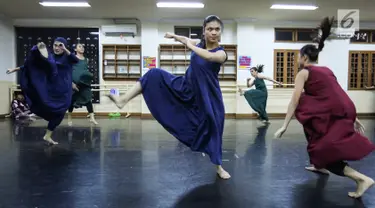 Pebalet sedang latihan jelang pementasan Namarina Youth Dance (NYD) di Studio Namarina, Jakarta, Kamis (25/7/2019). NYD akan menggelar pementasan bertajuk SoulSphere of Jakarta. (Liputan6.com/Fery Pradolo)