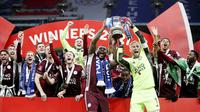 Kiper Leicester City, Kasper Schmeichel dan Wes Morgan mengangkat trofi usai menjuarai Piala FA di Stadion Wembley, Sabtu (15/5/2021). The Foxes menang dengan skor 1-0. (Nick Potts/Pool via AP)