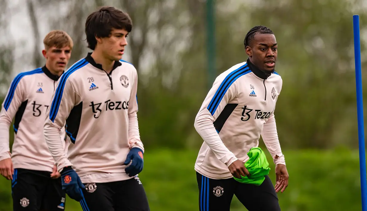 Striker Manchester United, Anthony Elanga (kanan) dan Facundo Pellistri saat sesi latihan di pusat latihan Carrington, Manchester, Senin (17/4/2023) sebagai persiapan jelang laga leg kedua Liga Europa 2022/2023 menghadapi Sevilla. (twitter.com/ManUtd)
