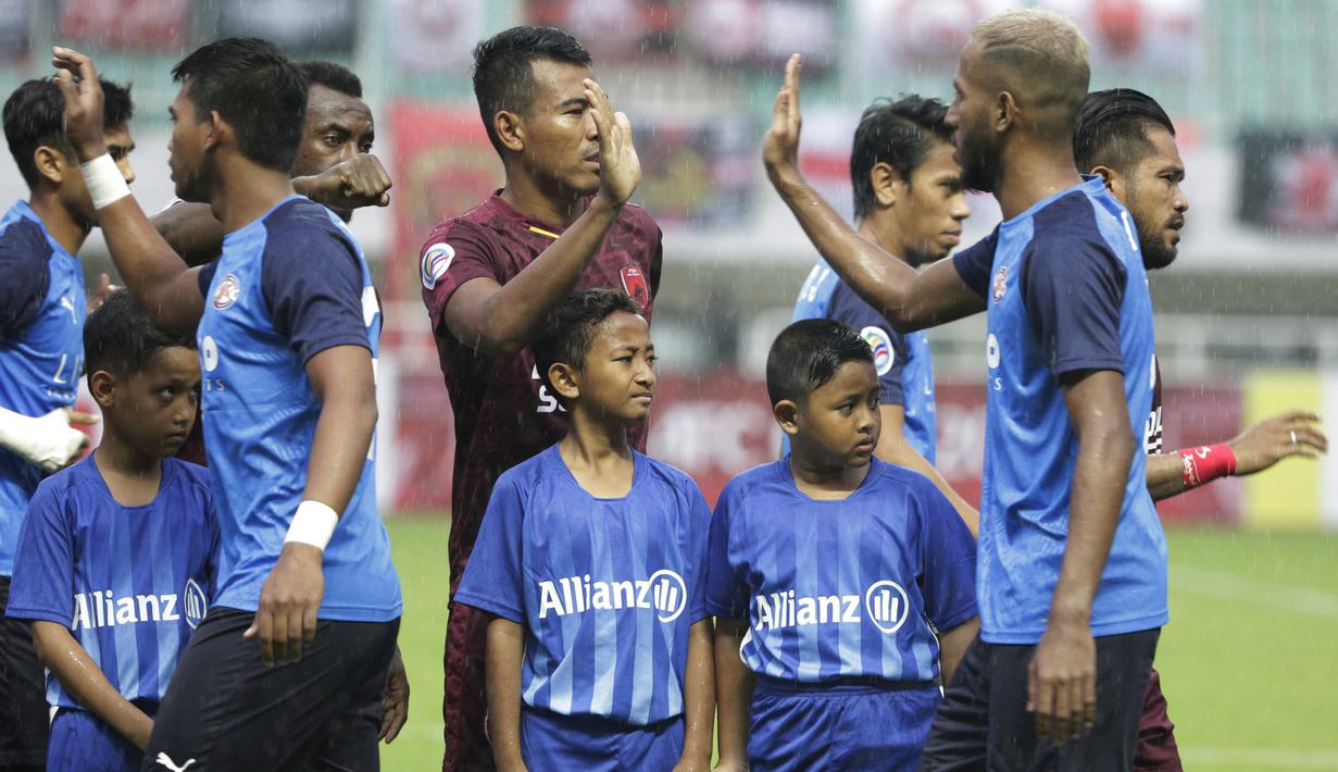 Sejumlah anak-anak dari suporter PSM Makassar menjadi pendamping saat laga Piala AFC melawan Home United di Stadion Pakansari, Bogor, Selasa (30/4). Kesempatan ini diberikan oleh Allianz sebagai salah satu sponsor. (Bola.com/Yoppy Renato)