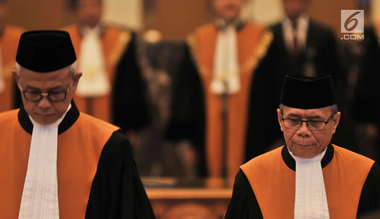 Abdul Manaf (kanan) dan Pri Pambudi (kiri) saat dilantik sebagai Hakim Agung di Gedung Mahkamah Agung, Jakarta, Rabu (15/8). Pri Pambudi sebelumnya menjabat Hakim Tinggi Pengadilan Tinggi Semarang. (Merdeka.com/Iqbal Nugroho)